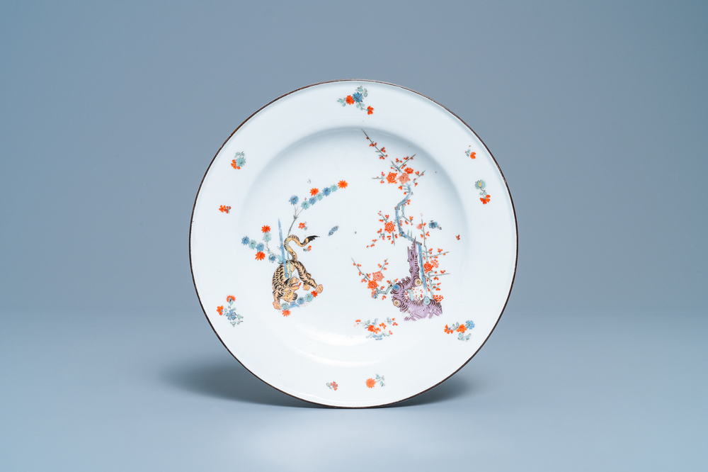 Une assiette en porcelaine de Meissen &agrave; d&eacute;cor d'un tigre de style Kakiemon, Allemagne, 18&egrave;me