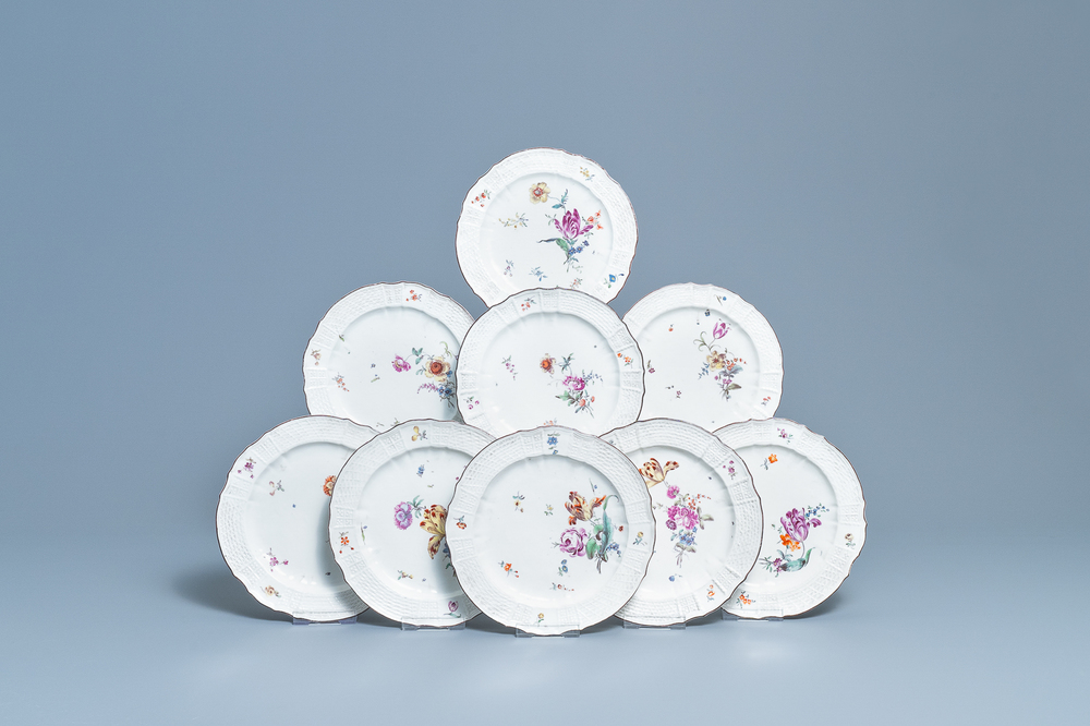 Neuf assiettes en porcelaine polychrome de H&ouml;chst &agrave; d&eacute;cor de fleurs, Allemagne, 18&egrave;me