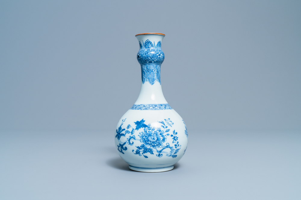 Un vase de forme bouteille en porcelaine de Chine en bleu et blanc, Yongzheng/Qianlong