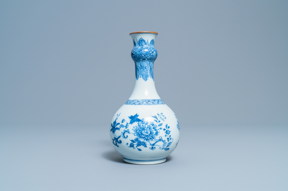 Een Chinese blauw-witte knobbelvaas met floraal decor, Yongzheng/Qianlong