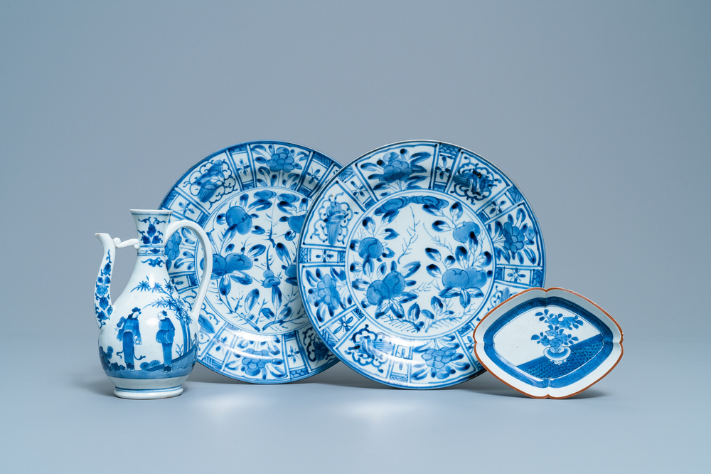 Une verseuse, une paire de plats et une coupe ovale en porcelaine d'Arita en bleu et blanc, Japon, Edo, 17/18&egrave;me