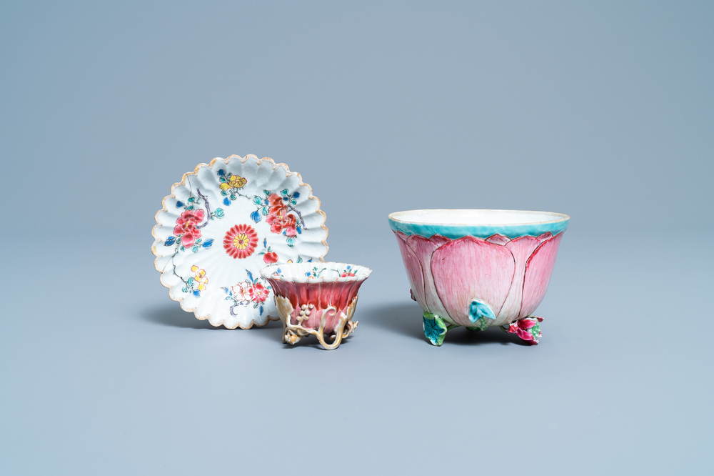 Une tasse et soucoupe et un bol de forme magnolia en porcelaine de Chine famille rose, Yongzheng