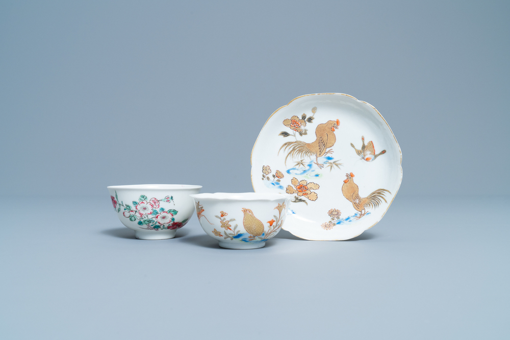 Une tasse et soucoupe en porcelaine de Chine &agrave; d&eacute;cor dor&eacute; et une tasse en famille rose, Yongzheng