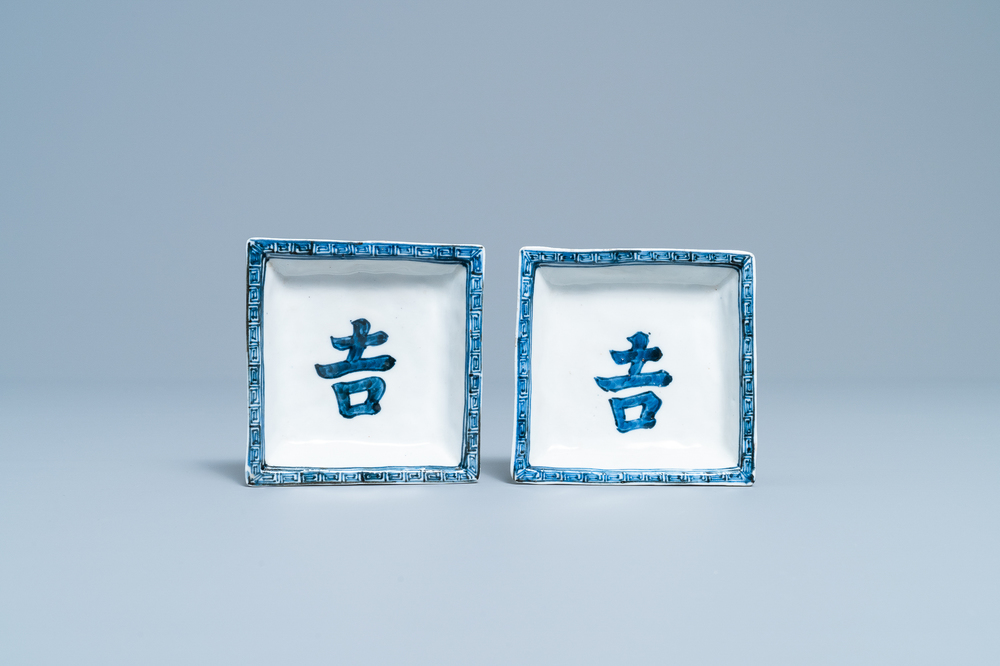 Een paar Chinese vierkante blauw-witte schoteltjes met 'Fu' gelukssymbool, Tianqi