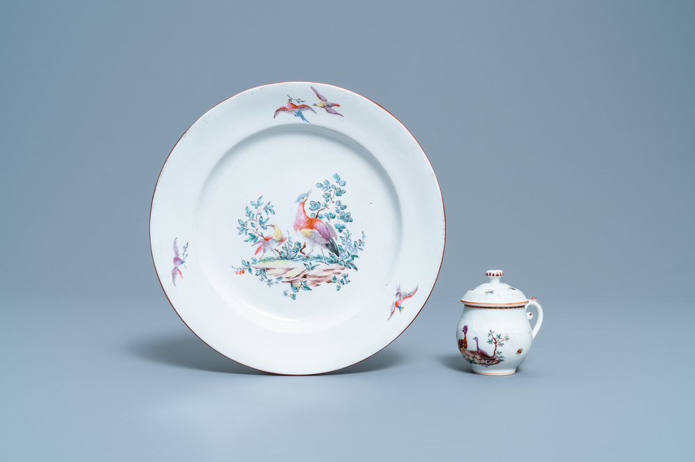 Une assiette et un cr&eacute;mier en porcelaine polychrome de Tournai &agrave; d&eacute;cor d'oiseaux, 18&egrave;me
