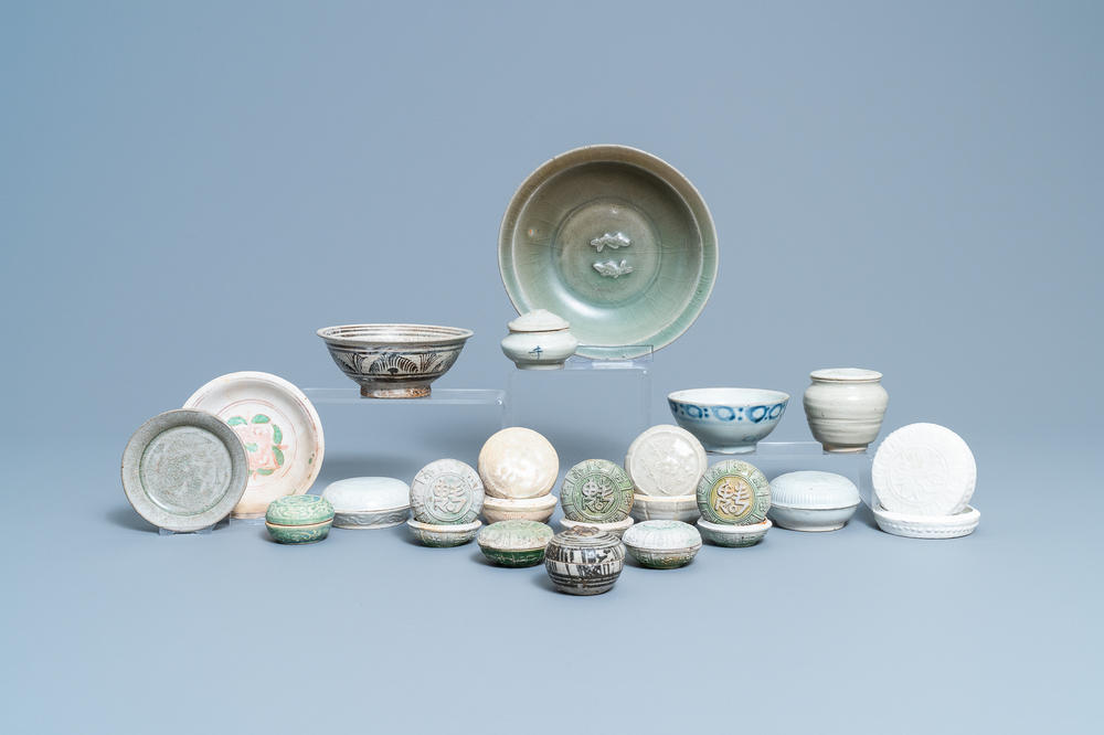 Une collection vari&eacute;e en porcelaine et terre cuite, Chine, Song et apr&egrave;s