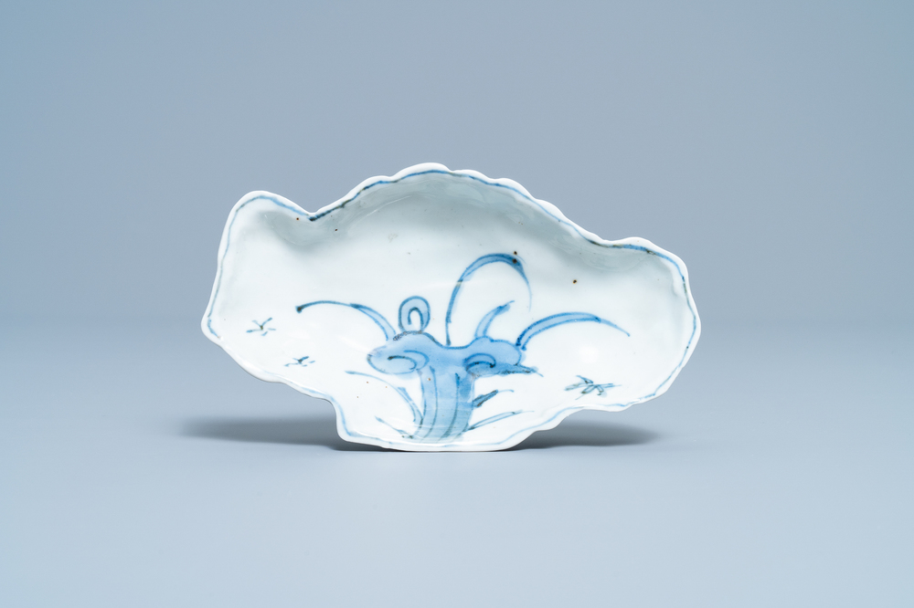 Une coupe en forme de lingzhi en porcelaine de Chine en bleu et blanc de type ko-sometsuke, Tianqi