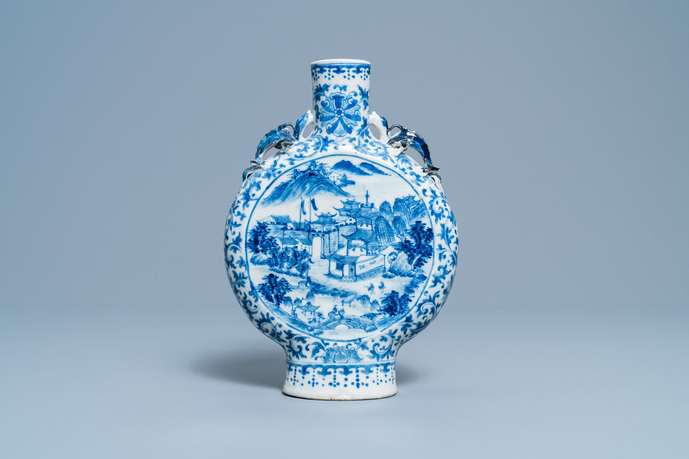 Un vase de forme 'moonflask' en porcelaine de Chine en bleu et blanc, 19&egrave;me