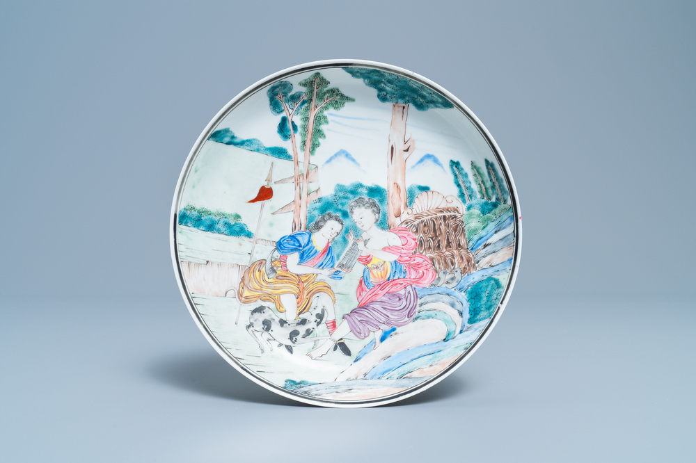 Une assiette en porcelaine de Chine famille rose &agrave; d&eacute;cor mythologique pour le march&eacute; europ&eacute;en, Qianlong