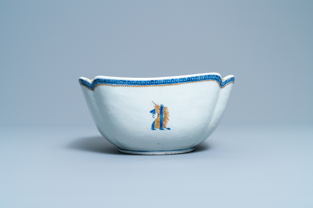 A Chinese blue, white and gilt English market bowl with the arms of Gale, Qianlong
