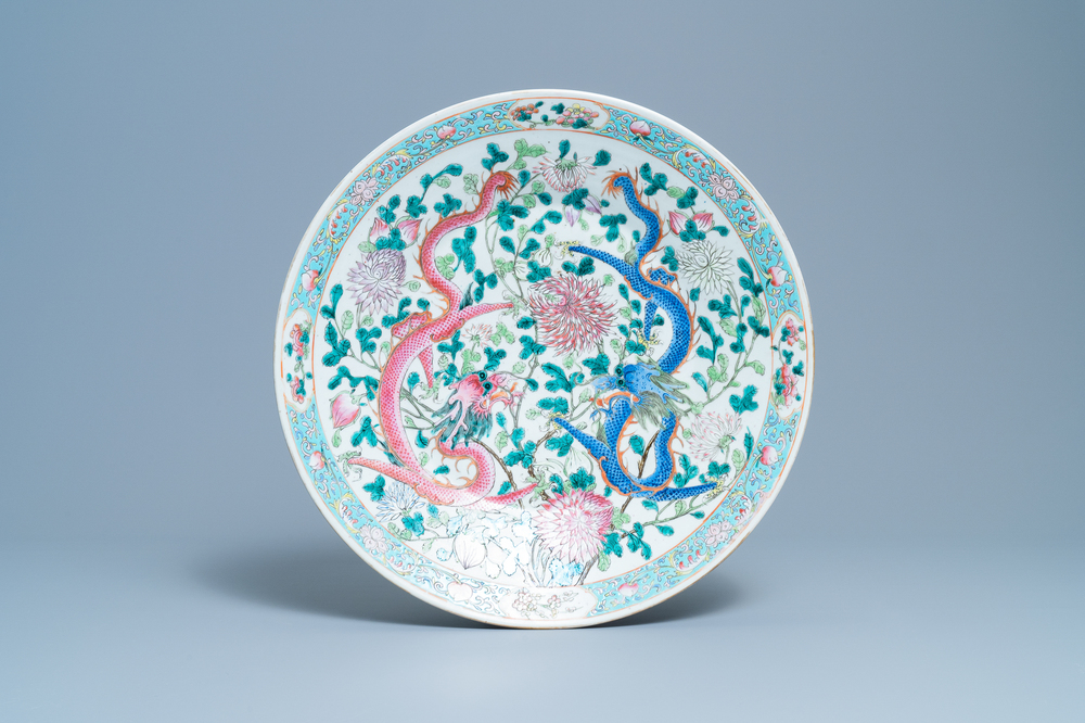 Un grand plat en porcelaine de Chine famille rose &agrave; d&eacute;cor de dragons, 19&egrave;me