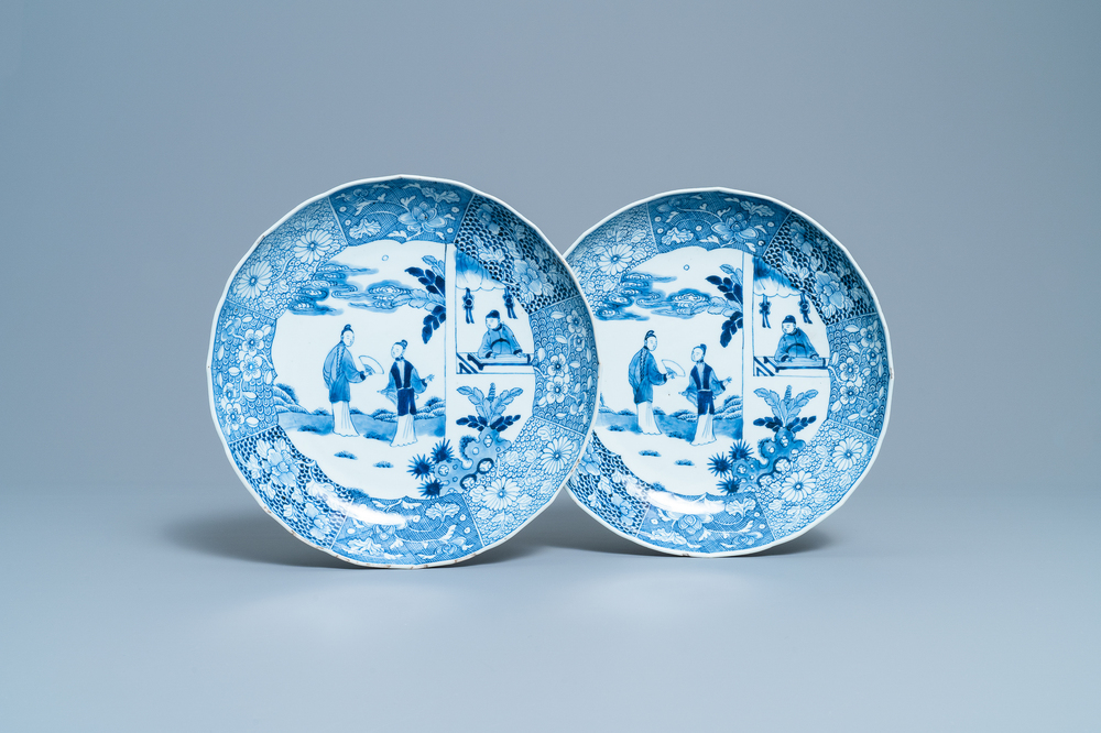 Une paire de plats en porcelaine de Chine en bleu et blanc &agrave; d&eacute;cor de 'La romance de la chambre de l'ouest', Qianlong