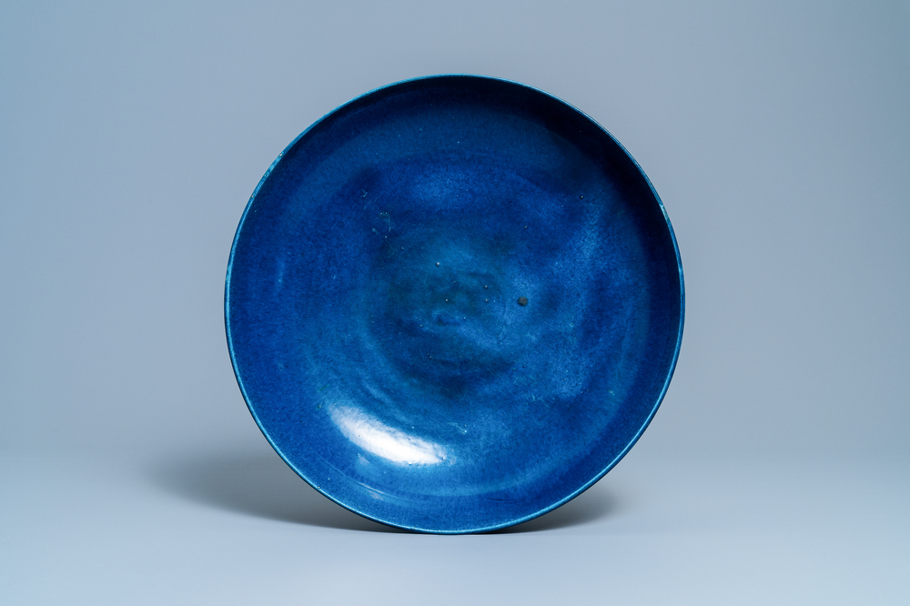 Een grote Chinese monochrome blauwe schotel, Qianlong