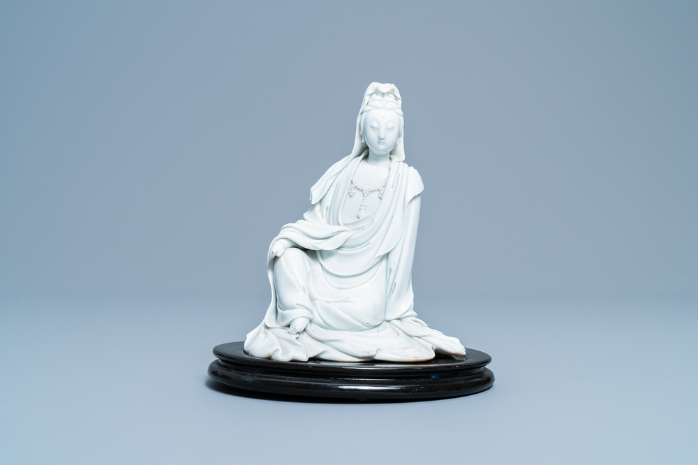 Une figure de Guanyin en porcelaine blanc de Chine, marque en creux, 19/20&egrave;me