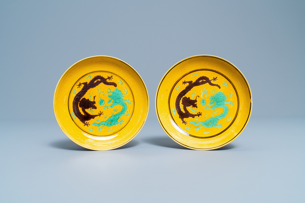Une paire de coupes en porcelaine de Chine &agrave; d&eacute;cor de dragons sur fond jaune, marque et &eacute;poque de Tongzhi