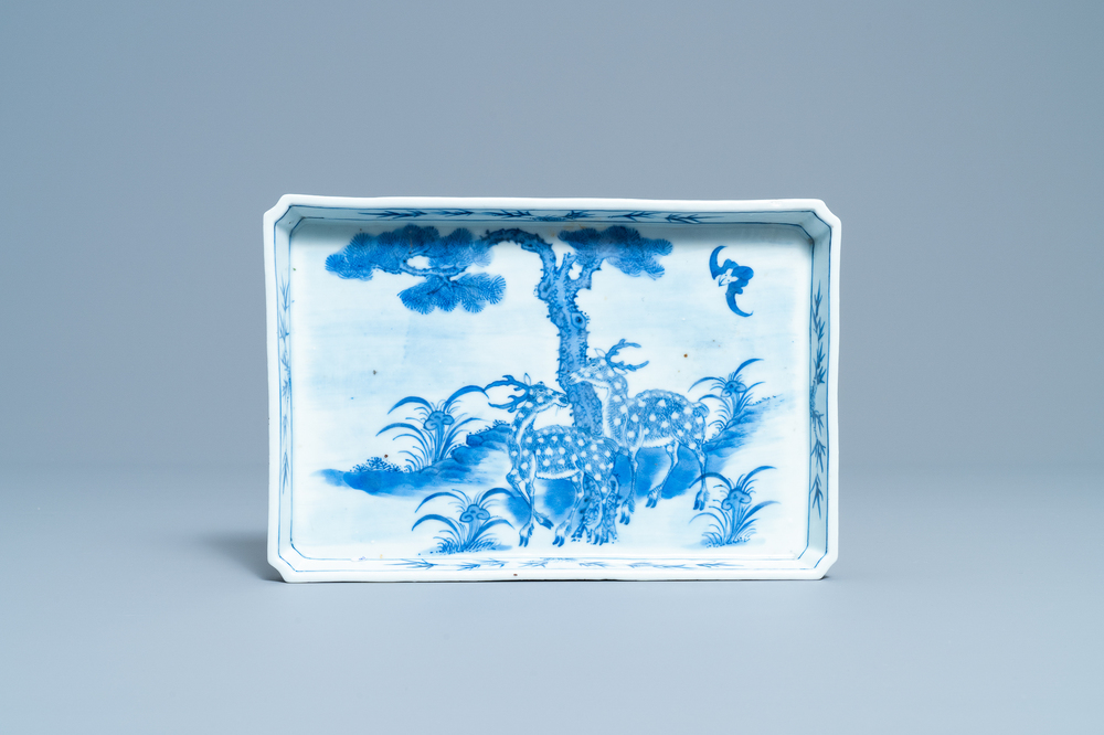 Un plateau de forme rectangulaire en porcelaine de Chine en bleu et blanc &agrave; d&eacute;cor de cerfs, Qianlong/Jiaqing