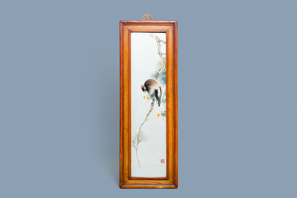 Une grande plaque en porcelaine de Chine &agrave; d&eacute;cor d'un oiseau sur une branche fleurie, marqu&eacute;e, R&eacute;publique