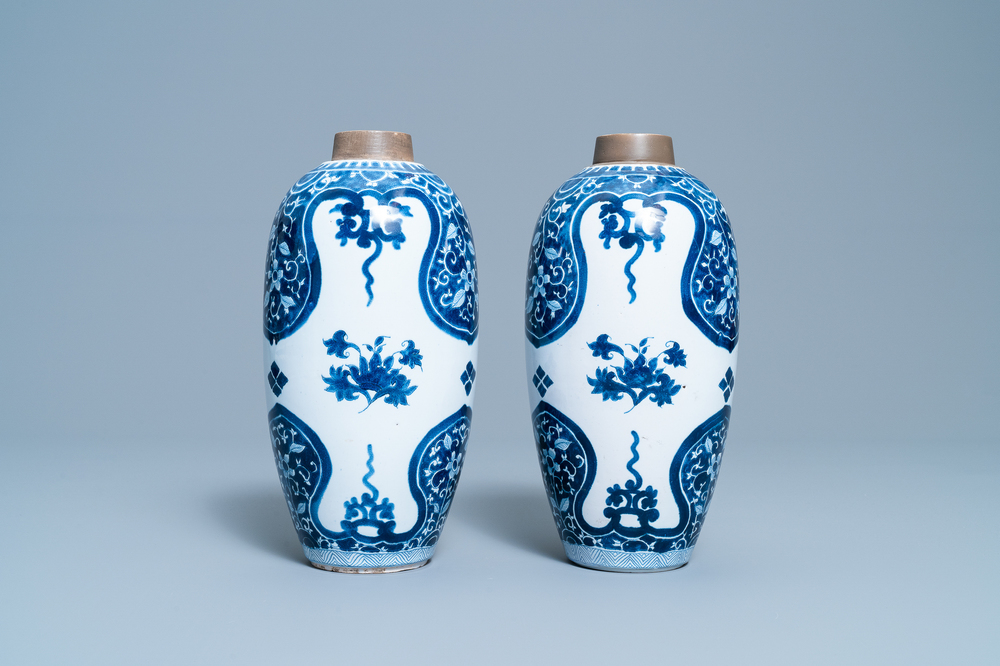 Een paar blauw-witte Delftse chinoiserie vazen in Kangxi-stijl, ca. 1800