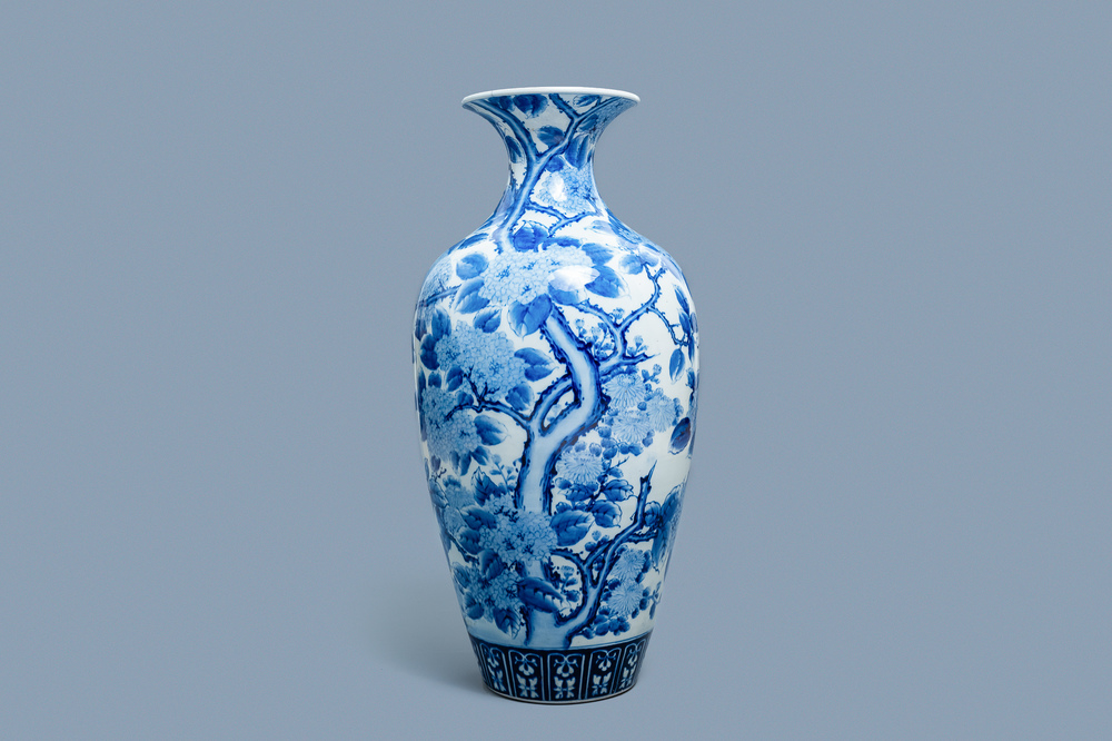 Un grand vase  en porcelaine d'Arita en bleu et blanc, Japon, Meiji, 19&egrave;me