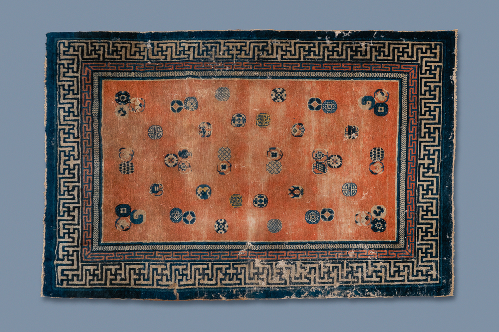 Een rechthoekig Chinees handgeknoopt wollen tapijt met brocade ballen, 19e eeuw