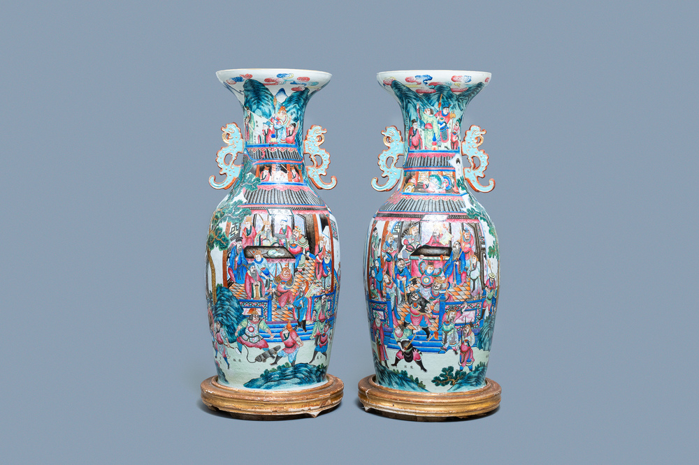 Une paire de grands vases en porcelaine de Chine famille rose &agrave; d&eacute;cor 'Wu Shuang Pu', 19&egrave;me