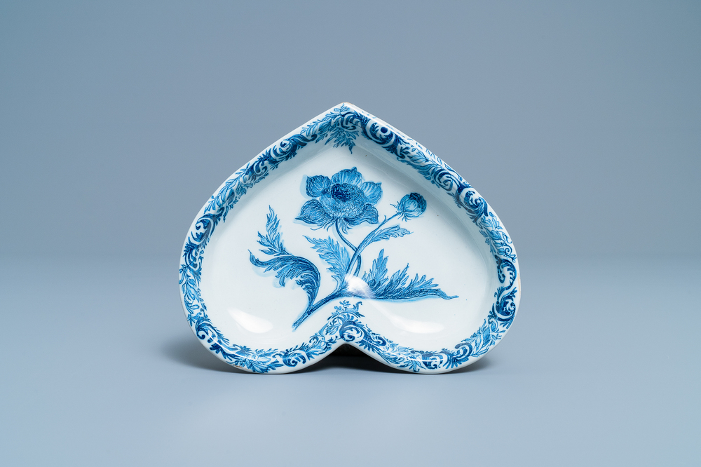 Une coupe en forme de coeur en fa&iuml;ence de Delft en bleu et blanc &agrave; d&eacute;cor d'un oeillet, 18&egrave;me