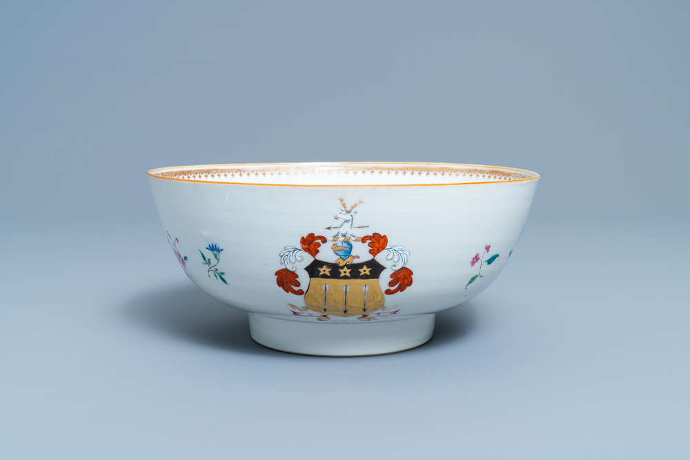 Un bol armori&eacute; en porcelaine de Chine famille rose, Qianlong