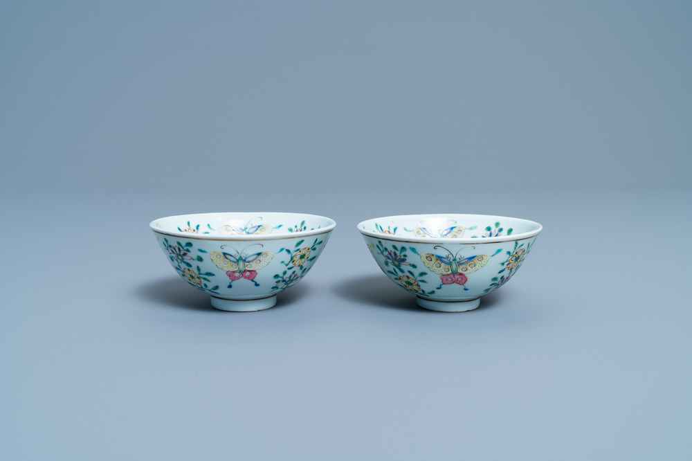 A pair of Chinese famille rose rice grain pattern 'butterfly' bowls, Qianlong mark, 18/19th C.