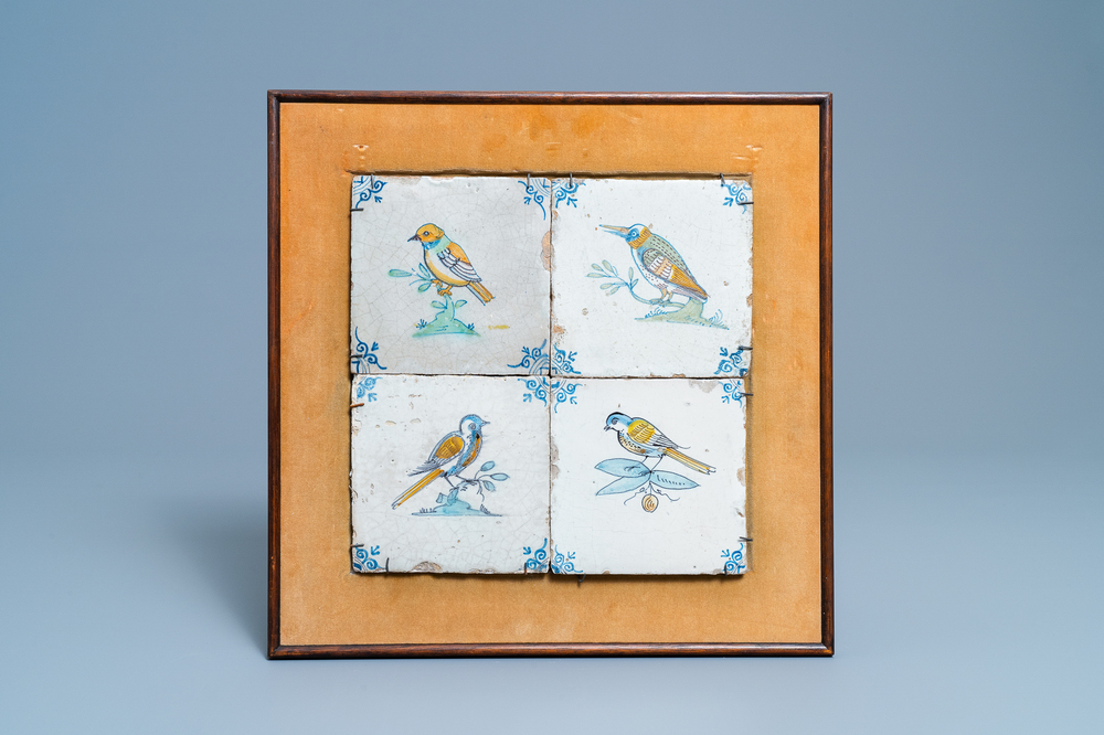 Quatre carreaux en fa&iuml;ence de Delft polychrome figurant des oiseaux, 17&egrave;me