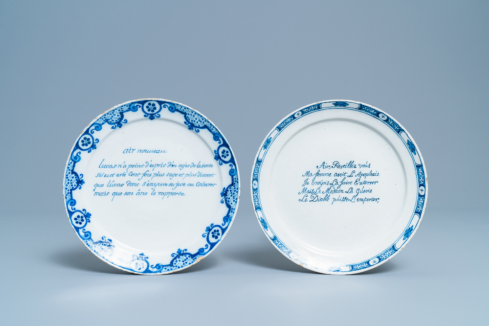 Deux assiettes parlantes en fa&iuml;ence de Delft en bleu et blanc pour le march&eacute; fran&ccedil;ais, 18&egrave;me