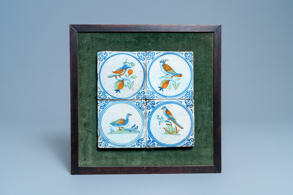 Quatre carreaux en fa&iuml;ence de Delft polychrome &agrave; d&eacute;cor de fleurs dans un m&eacute;daillon, Haarlem, 17&egrave;me