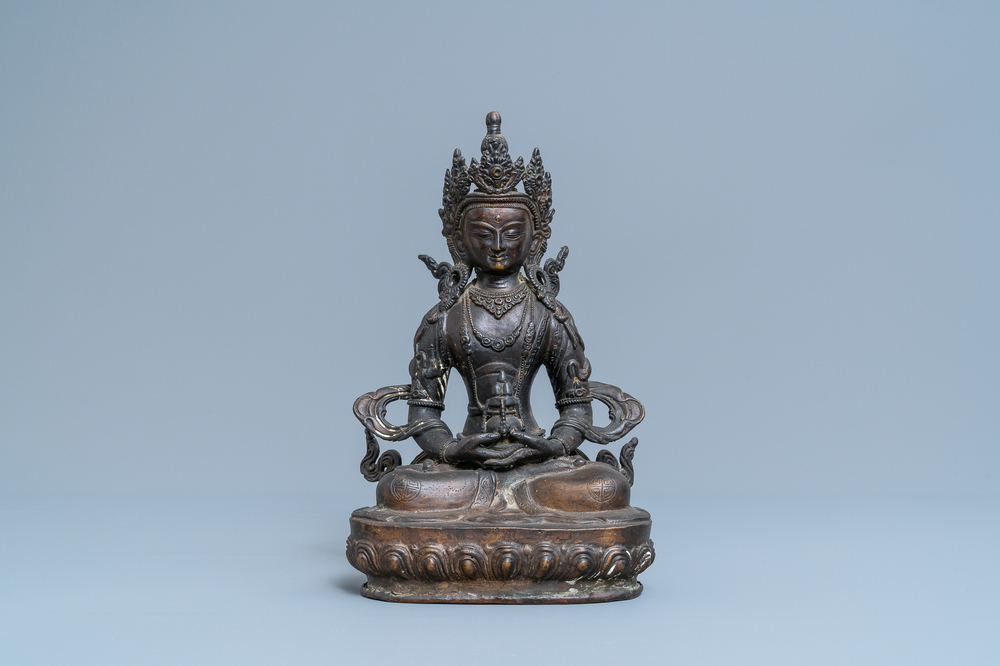 Een Sino-Tibetaanse verguld bronzen figuur van Boeddha, 19e eeuw
