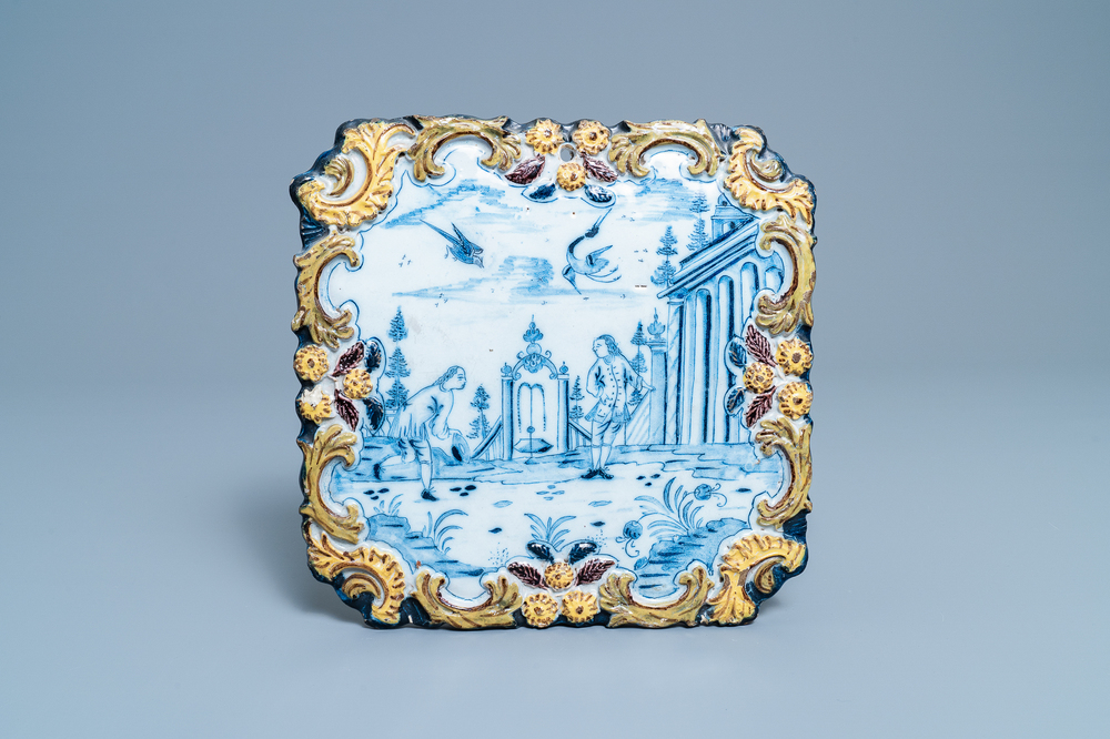 Une plaque en fa&iuml;ence de Delft polychrome &agrave; d&eacute;cor d'un faucon chassant un h&eacute;ron, 18&egrave;me