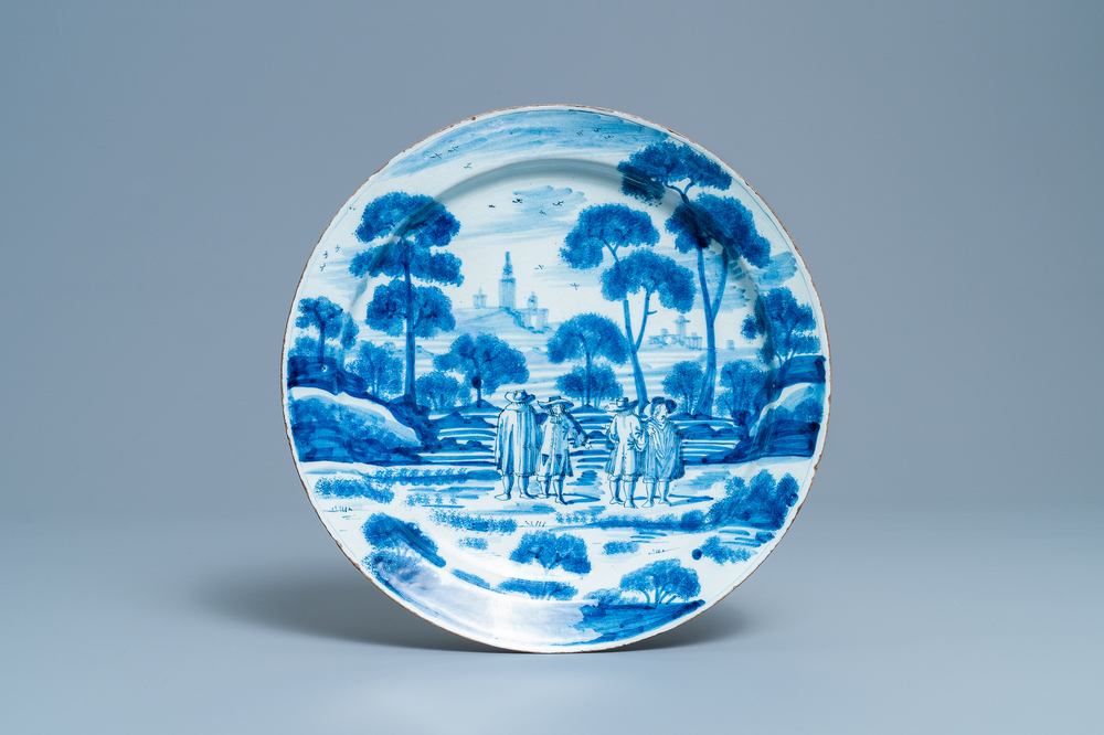 Un plat en fa&iuml;ence de Delft en bleu et blanc &agrave; d&eacute;cor de figures dans un paysage, 18&egrave;me