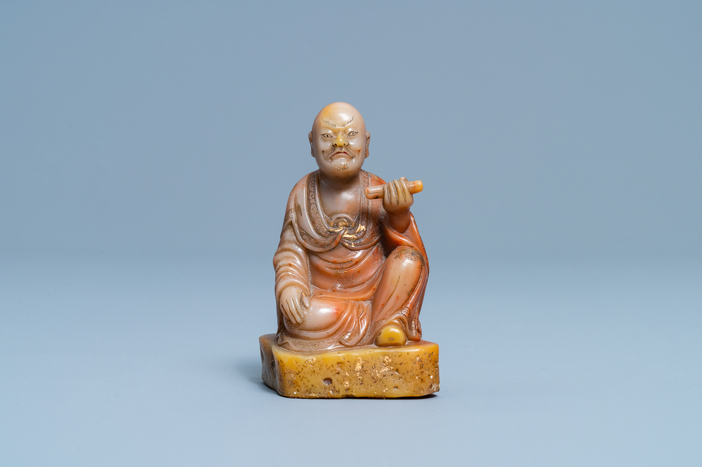 Een Chinese Shoushan zeepstenen figuur van een Luohan, gesign. Yu Xuan, 17/18e eeuw