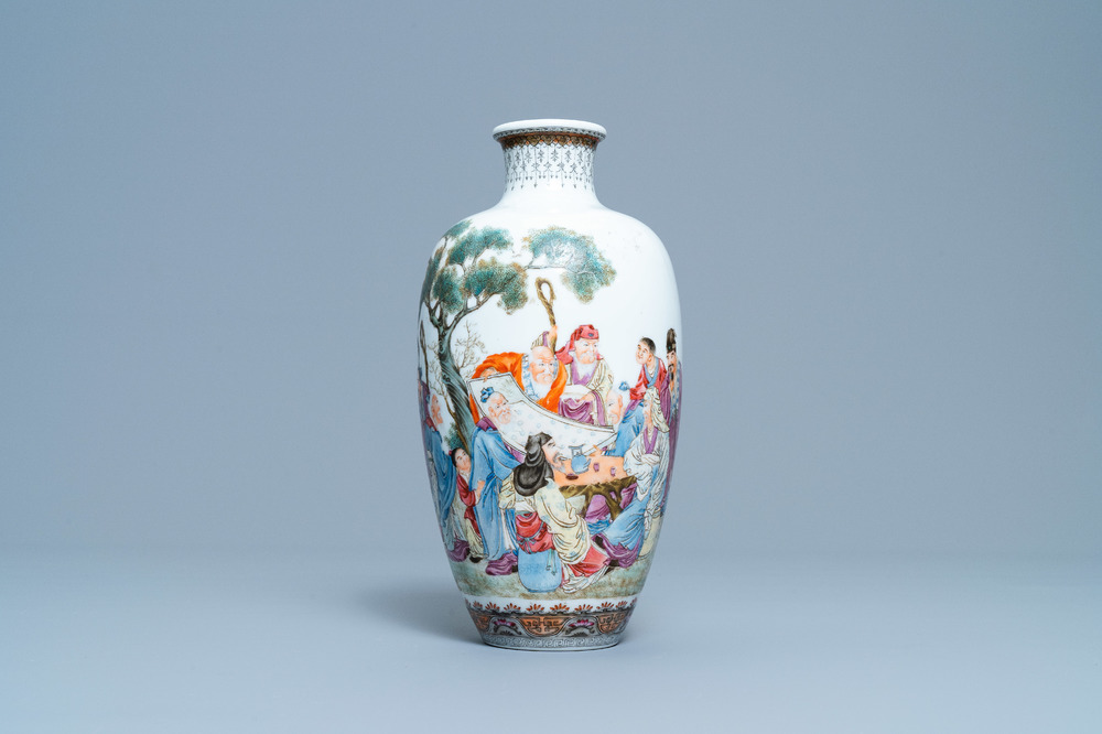 Un vase en porcelaine de Chine famille rose &agrave; d&eacute;cor de lettr&eacute;s et leurs servants, marque de Qianlong, R&eacute;publique