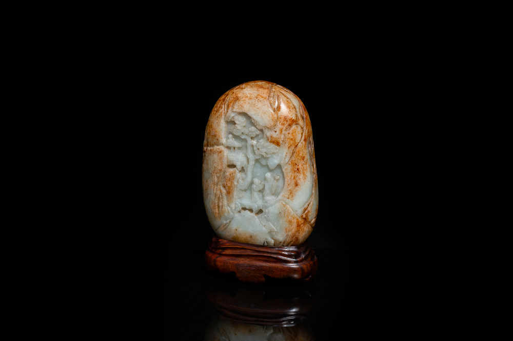 Une boule de forme ovale sculpt&eacute;e en jade c&eacute;ladon et rouille, Qing