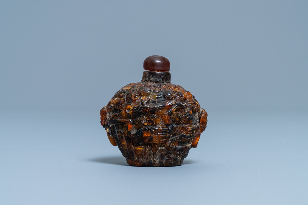 A Chinese amber snuff bottle, 19th C.