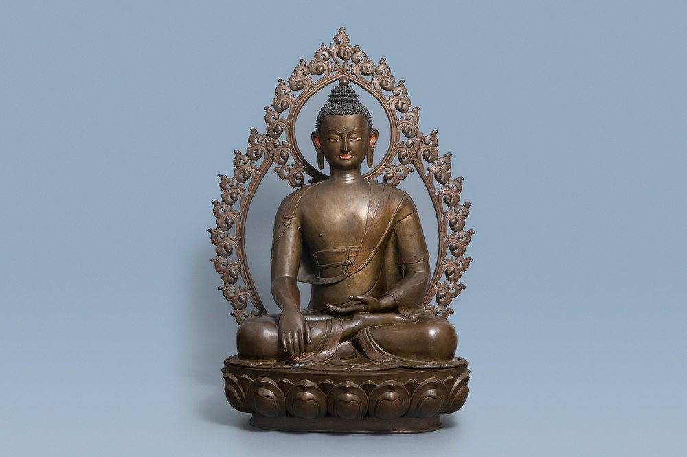 Een uitzonderlijke grote bronzen figuur van Boeddha, Nepal, 18e eeuw