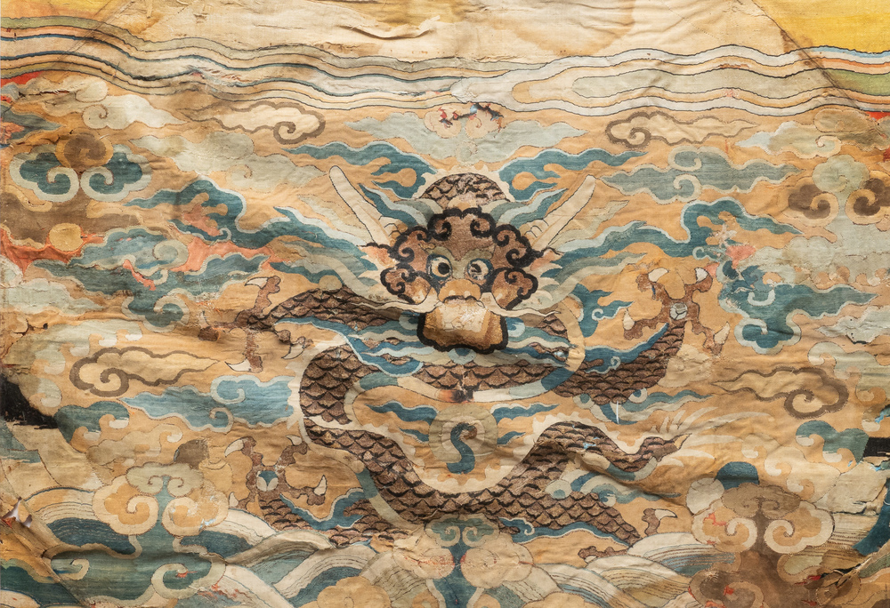 Un panneau en soie kesi &agrave; d&eacute;cor d'un dragon, Wanli