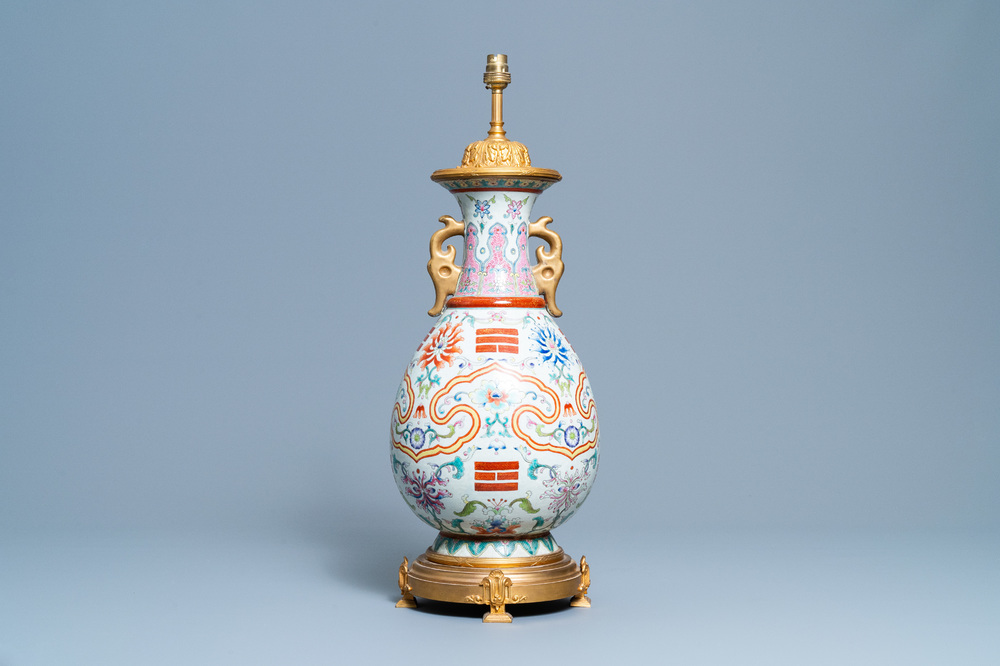Un vase en porcelaine de Chine famille rose &agrave; d&eacute;cor de trigrammes mont&eacute; en lampe en bronze dor&eacute;, marque de Yongzheng, R&eacute;publique