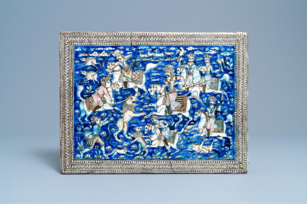 Un grand carreau de forme rectangulaire &agrave; d&eacute;cor d'une sc&egrave;ne de chasse, art qajar, Iran, 19&egrave;me