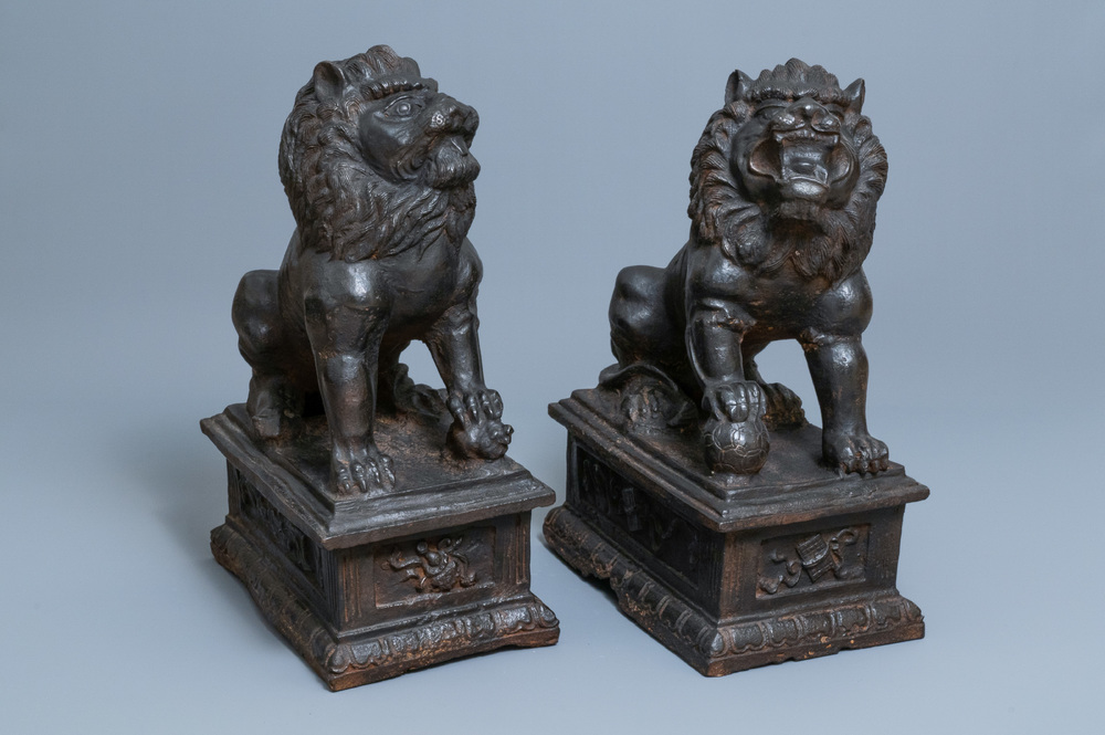 Une paire de grands mod&egrave;les de lions en fer de fonte, marque et &eacute;poque de Ming