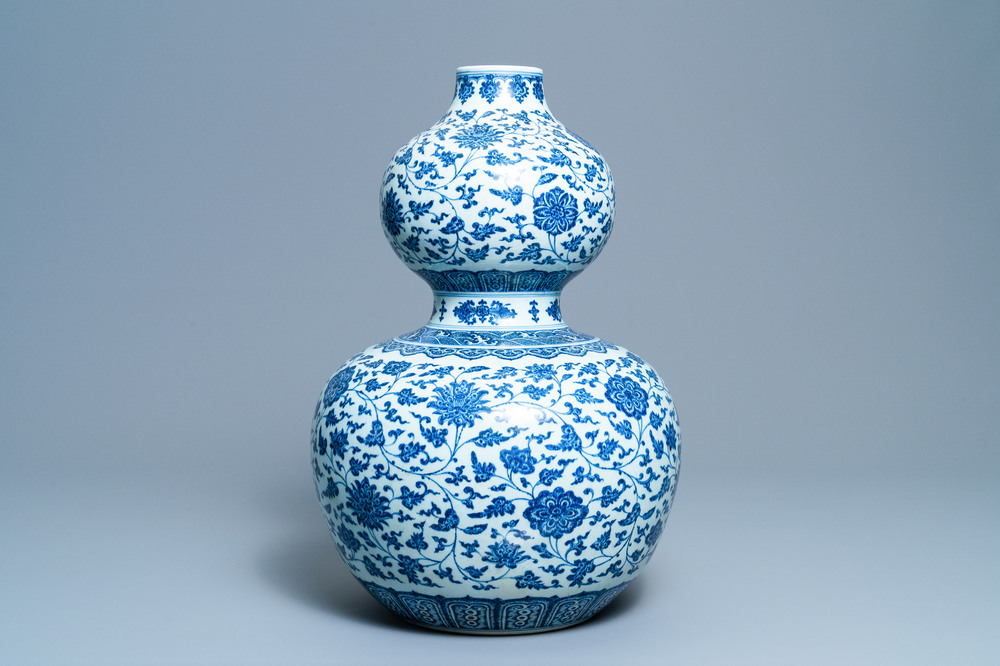 Un grand vase de forme double gourde en porcelaine de Chine en bleu et blanc, 19/20&egrave;me