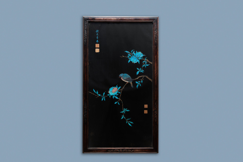 Un panneau en soie noire orn&eacute; de plumes de martin-p&ecirc;cheur, Chine, 18/19&egrave;me