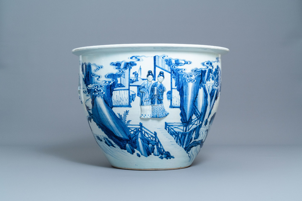 Une grande jardinière en porcelaine de Chine en bleu et blanc à décor en relief, Kangxi