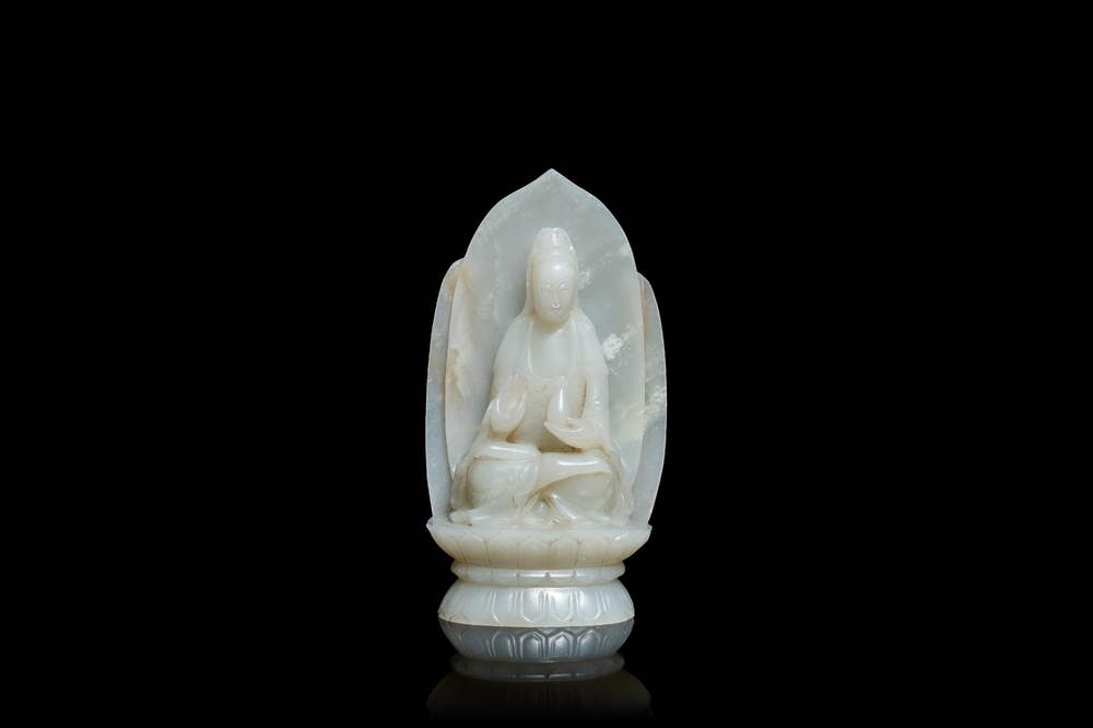 Une figure de Guanyin sur tr&ocirc;ne de lotus en jade c&eacute;ladon sculpt&eacute;, Chine, 19/20&egrave;me