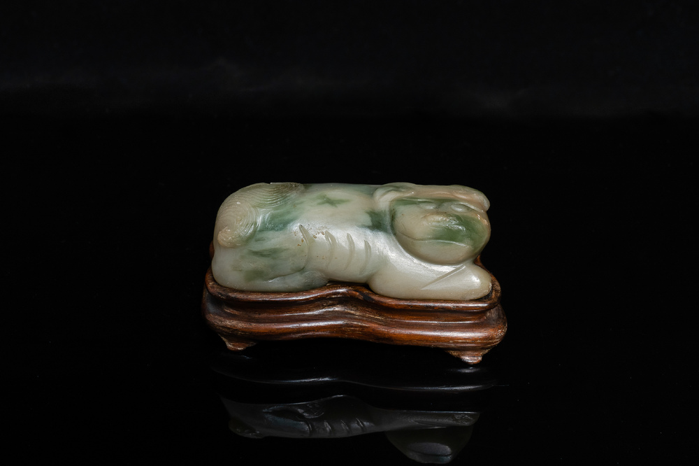 A Chinese jadeite model of a dog, 19/20th C.