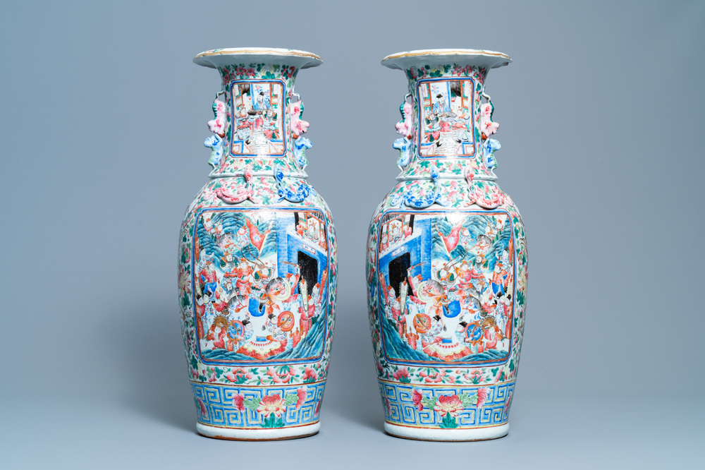 A pair of Chinese famille rose vases with a court scene and a battle scene, 19th C.