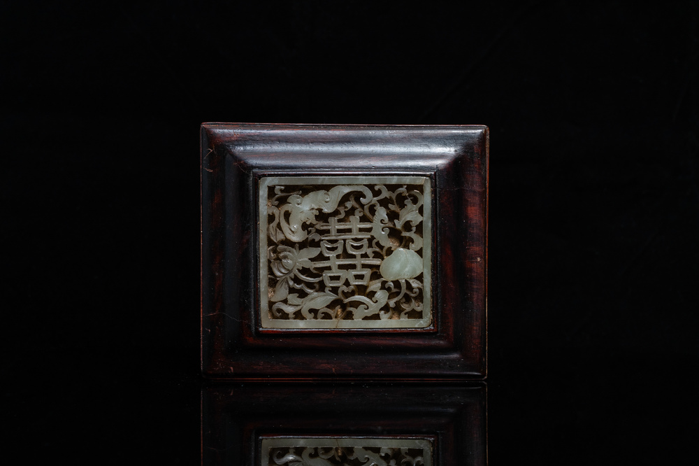 Een Chinese opengewerkte plaquette in celadon jade, Qing